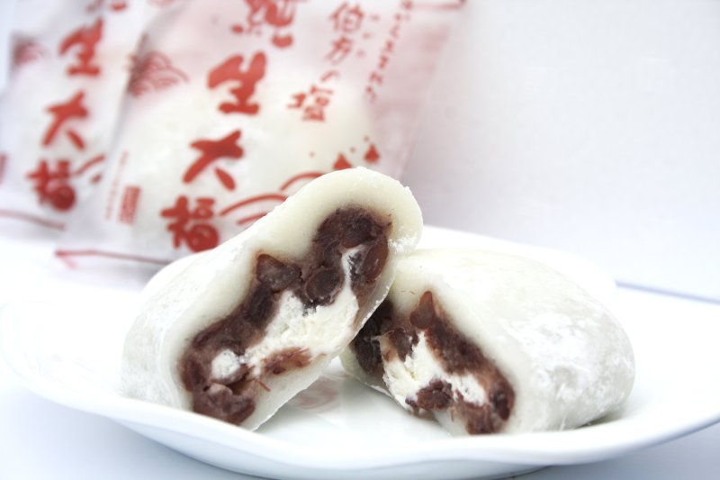 石鎚山サービスエリアの下り線の限定商品「伯方の塩純生大福」は、餡子の中に塩風味のクリームが入っている。餡子の甘さと塩味のクリームが程よくマッチし、クセになる美味しさ。