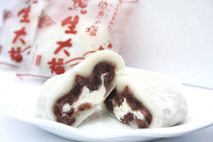 石鎚山サービスエリアの下り線の限定商品「伯方の塩純生大福」は、餡子の中に塩風味のクリームが入っている。餡子の甘さと塩味のクリームが程よくマッチし、クセになる美味しさ。