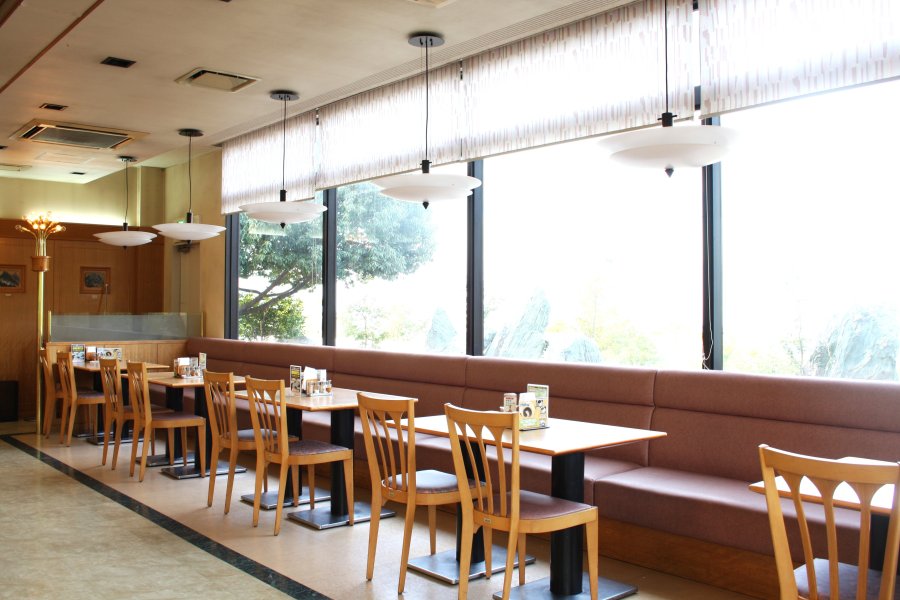 店内に併設されたレストラン「CHITOSE」では、宇和島鯛めしなどの愛媛の郷土料理を味える。西条市内や瀬戸内海が一望できるガラス張りの開放感溢れるお店。