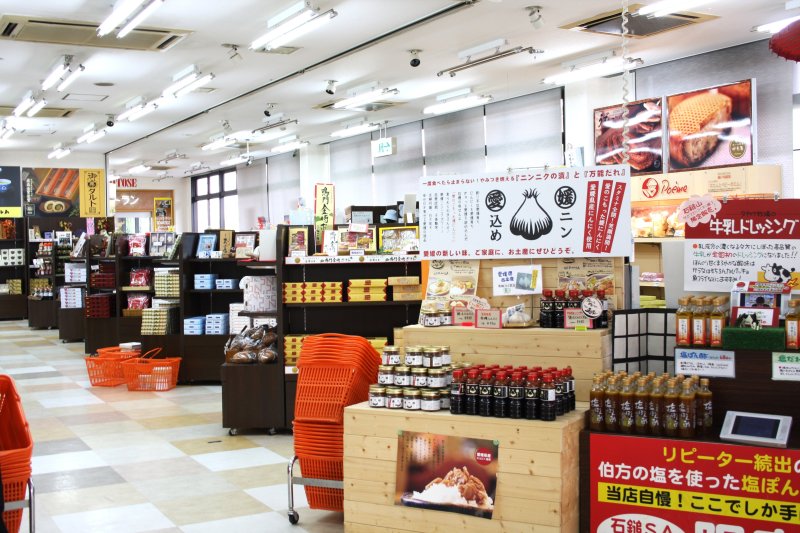 売店ではサービスエリア限定商品を始め、土産物が所狭しと並んでいるため、愛媛のお土産を探すためにはぴったり。