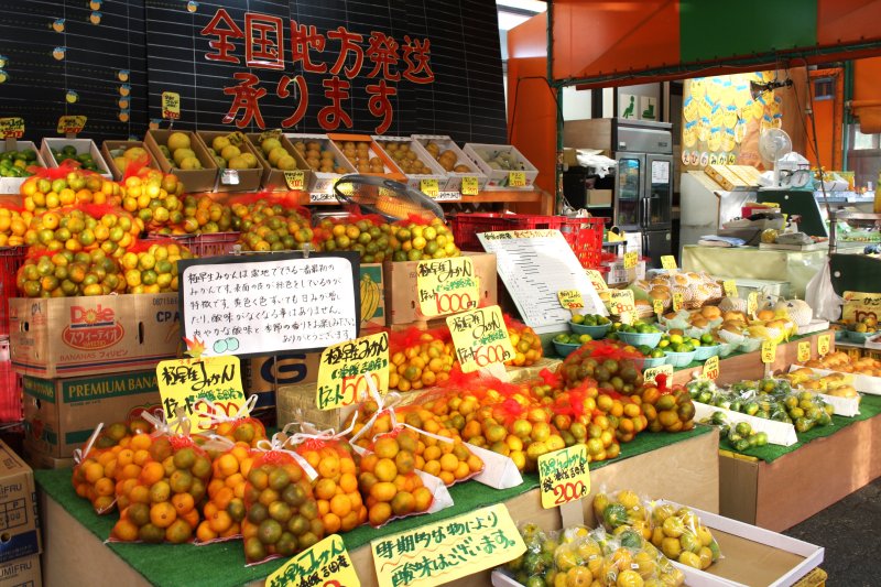 サービスエリアの店外では、愛媛県産の柑橘類がずらりと並ぶ。種類が豊富で美味しいと評判が良く、県内外を問わずいつも多くの人々で賑わっている。