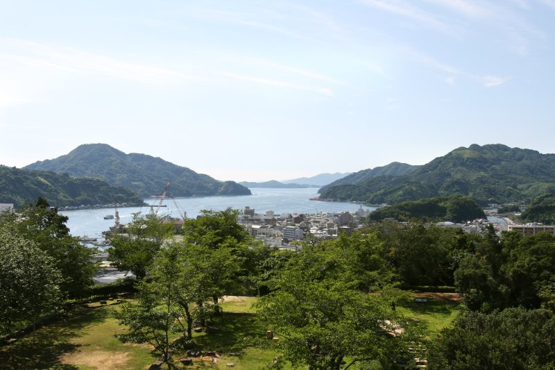 本丸からは遠くに宇和島湾、眼下には宇和島の街並みを見渡せる。