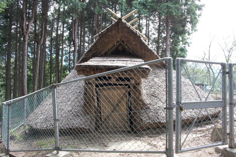 8人ほどが共に生活したと言われている入母屋竪穴式住居を復元している。住居跡からは、石槍や石庖丁が多数出土している。