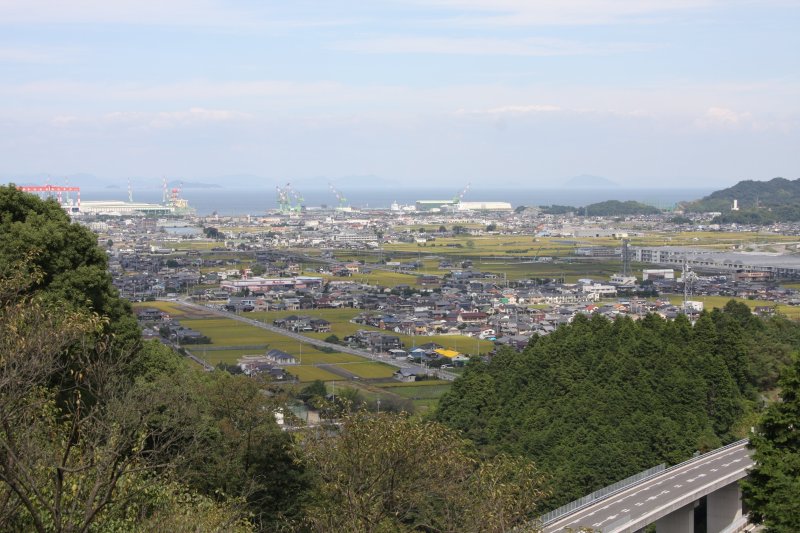 展望広場からは西条市内や燧灘（ひうちなだ）を一望できる。夕焼けや夜景も綺麗に見えるため、景観を楽しむカップルで賑わっているスポットでもある。
