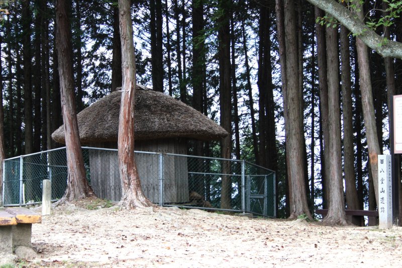 公園の頂上には、弥生時代の高床式円形倉庫が復元されており、弥生時代の生活様式を見学できる。