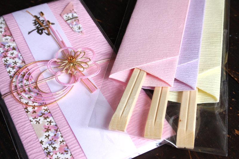 工房に隣接された和紙資料館では、周桑手すき和紙を使って作られた祝儀袋や箸袋などが販売されている。色彩豊かな手すき和紙は全て手作りで製造されている。
