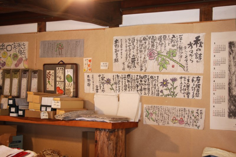 工房に隣接された和紙資料館では、手すき和紙に描かれた絵画が展示されているおり、県内外を問わず多くの人々が訪れている。