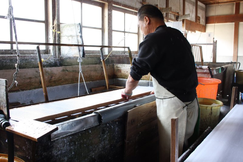 西条市で250年あまり続く伝統工芸である周桑手すき和紙をすく姿を間近で見学することができる。