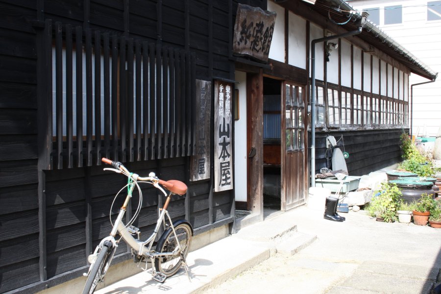 西条市の伝統工芸を支え続ける山本屋。明治初期頃から手すき和紙を生産しており、当時から修復を繰り返して使われている建物は歴史の長さを物語っている。