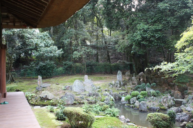 本堂の裏には、室町時代に作られた四国最古の石庭があり、石材は加茂川から採った伊予の青石が使用されている。池には自然と水が湧き出ており、枯れることがないと言われている。