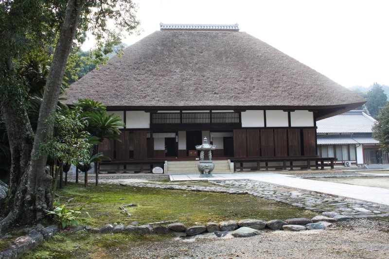平成の大改修が行われた際に、萱よりも丈夫な葦葺きの屋根に葺き替えられた。