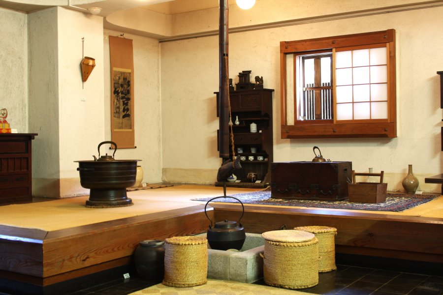 日本の伝統的生活様式の一つである囲炉裏を中心に日用品を展示している。民具の周りには四国地方の焼き物が配置され、懐かしい雰囲気を醸し出している。