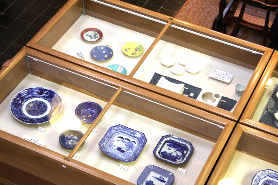 館内の1階では、四国各地に古くから伝わる陶磁器を展示している。館長から焼き物についての詳しい説明を受けることもできる。