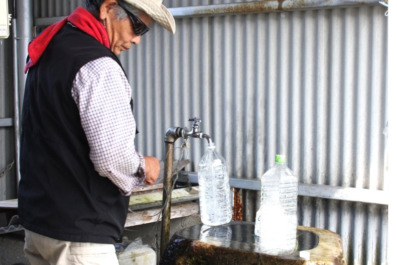 弘法水の清水は、弘法大師が杖を付くと湧き出したと言い伝えられており、毎日多くの人々が水を汲みに来ている。