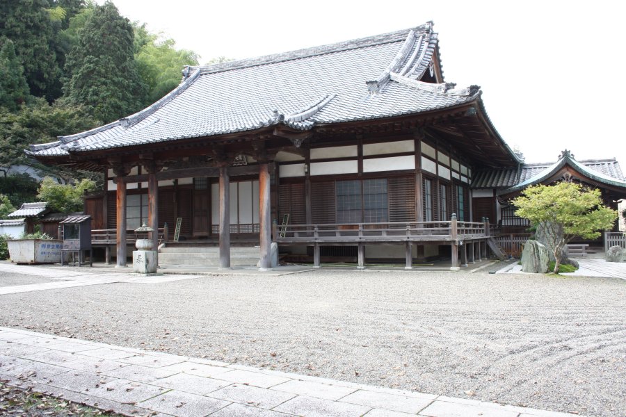 藩政時代には小松藩に厚く崇敬された寺院であり、新四国曼荼羅（しんしこくまんだら）霊場の31番札所となっている。
