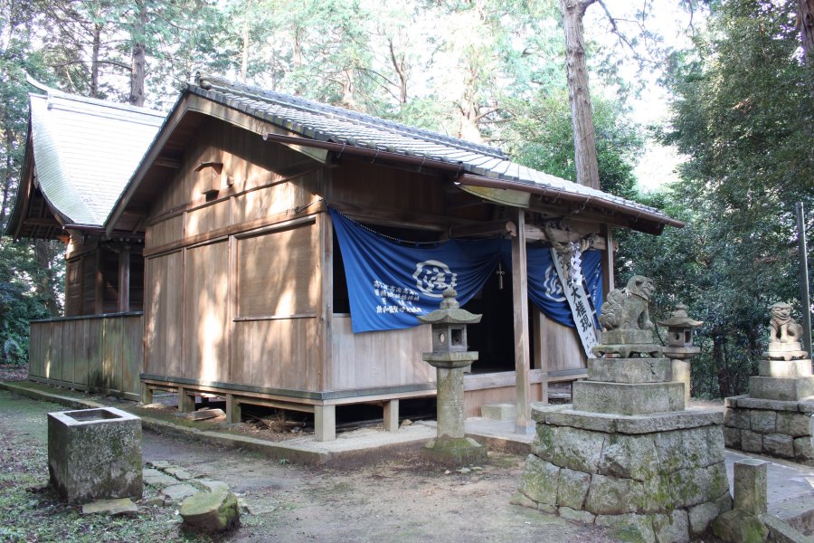 一度は大阪の小松藩屋敷に用いたが、毎夜泣くような音を立てるため川に流され戻ってきた木で建てられたと伝わる権現堂。