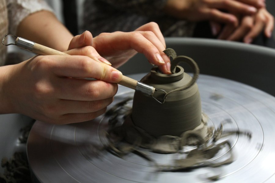 陶芸の上級者は電動ろくろにも挑戦できる。手びねりやタタラ作りとは違った雰囲気の作品が製作できる。