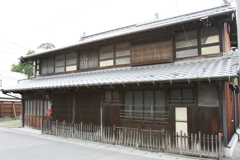 江戸時代末期に建てられた店舗兼居宅は、愛媛を代表する商家の造りとなっている。