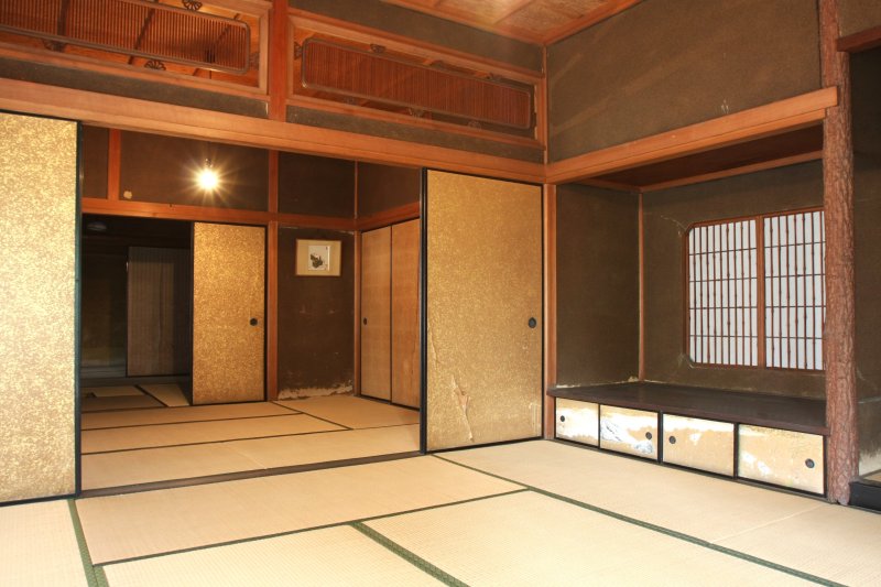 昭和2年に隠居所として建てられた数奇屋は、隠居所とは思えない程の部屋数と贅の限りを尽くした精巧な造り。