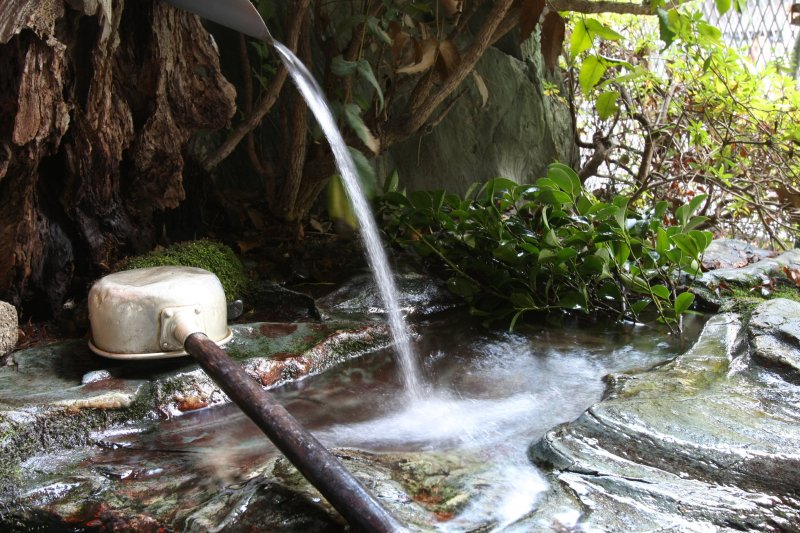 石鎚山系に育まれ磨かれた豊かな霊泉が、いたるところから湧き出ている。