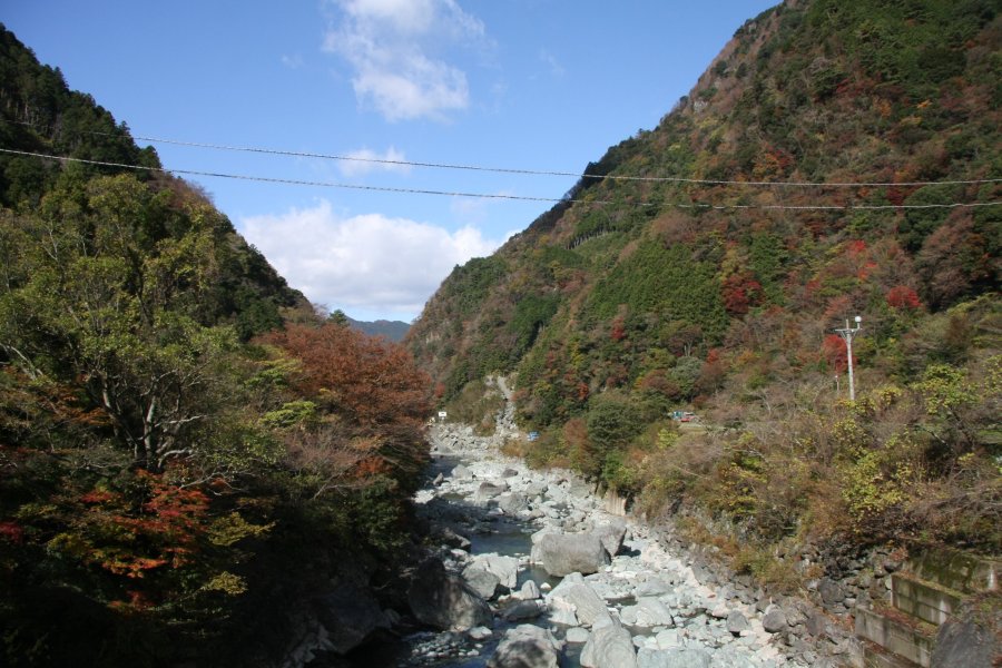 温泉のすぐ横を流れる加茂川には、三碧渓と呼ばれる巨石と清流が織りなす美しい渓谷が広がる。