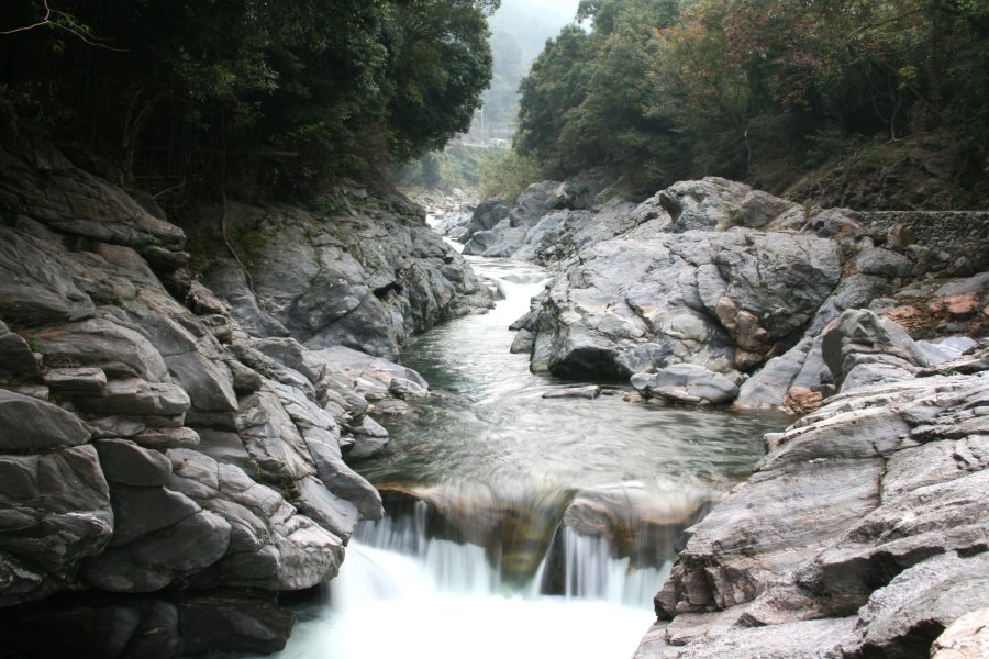 豊かな自然に包まれた山中で、止めどなく清流が流れる中山川渓谷。