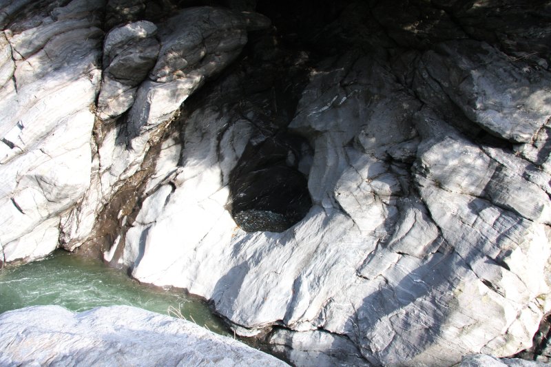 流された小石が岩のくぼみや割れ目に流れ込み、回転することで深く削られてできる甌穴（おうけつ）も見られる。