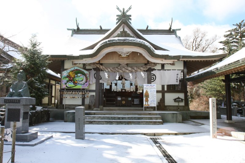 山をご神体とするため本殿は石鎚山に向かっており、ここから天狗岳の北壁を望むことができる。
