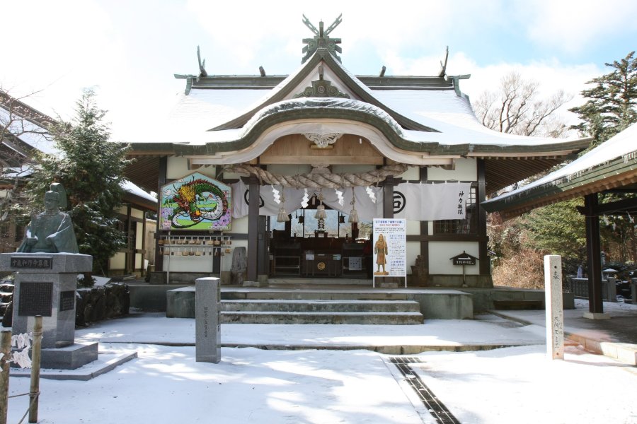 山をご神体とするため本殿は石鎚山に向かっており、ここから天狗岳の北壁を望むことができる。