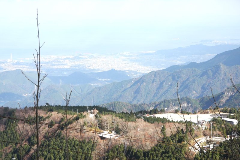 成就社からは西条市街と瀬戸内海の風景が一望できる。