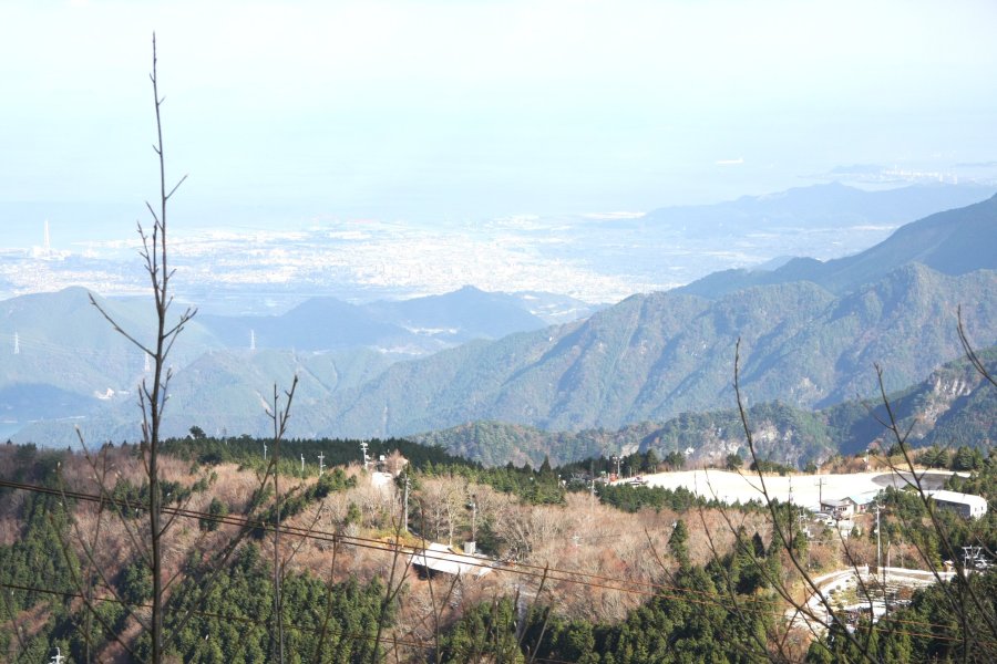 成就社からは西条市街と瀬戸内海の風景が一望できる。