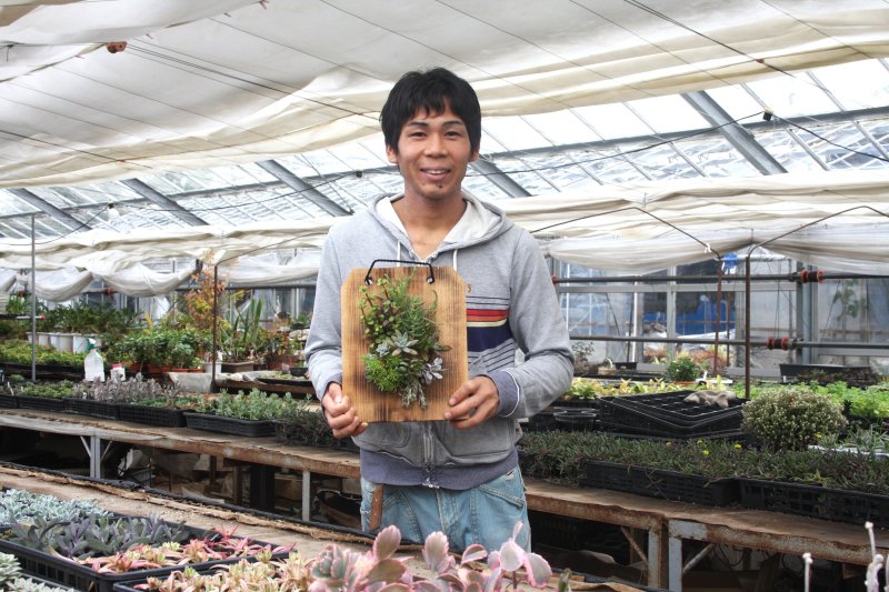 人との触れ合いが好きなオーナーが、多肉植物の育て方を指導してくれる。