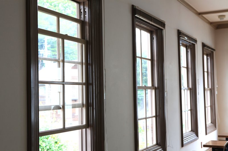 窓の左右の枠の中に分銅を仕込んでいるバランスウエイトの「上げ下げ窓」など当時としては珍しい建物の造りを見ることができる。