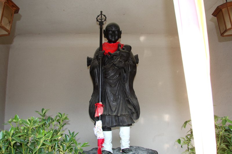 安産や子授け、子供の成長などを願い女性や若い夫婦の参拝者が絶えない香園寺境内には「子安大師像」が祀られている。