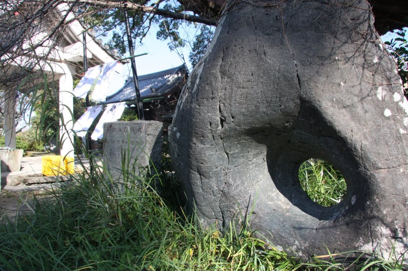「成就石」目をつぶって願いごとを念じながら、杖を前に突き出して歩き、石の穴に杖が通れば願いごとが成就すると云われている。 
