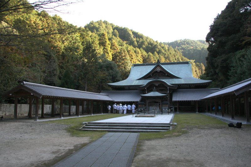 参道の突き当たりに大師堂、その右奥の突き当たりに石鎚山を背に立つ威風堂々たる本堂が建つ。