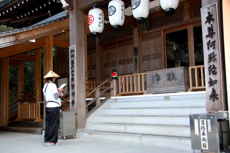 重厚な造りの本堂の前では、読経の際も身が引き締まる。