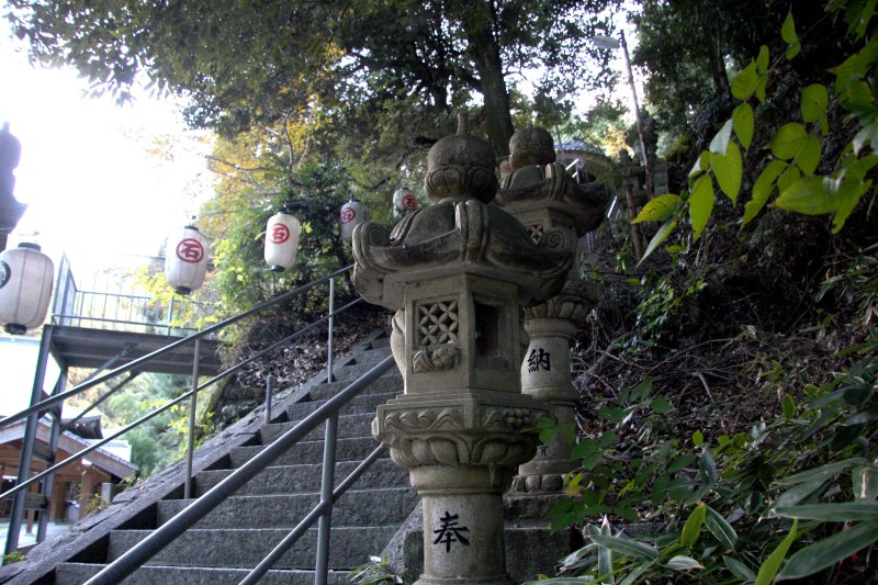 境内には古い石灯篭が何基も立ち、七堂伽藍が建ち並んだ往時の面影がしのばれる。本堂右手この階段を上がると蔵王大権現の社がある。 