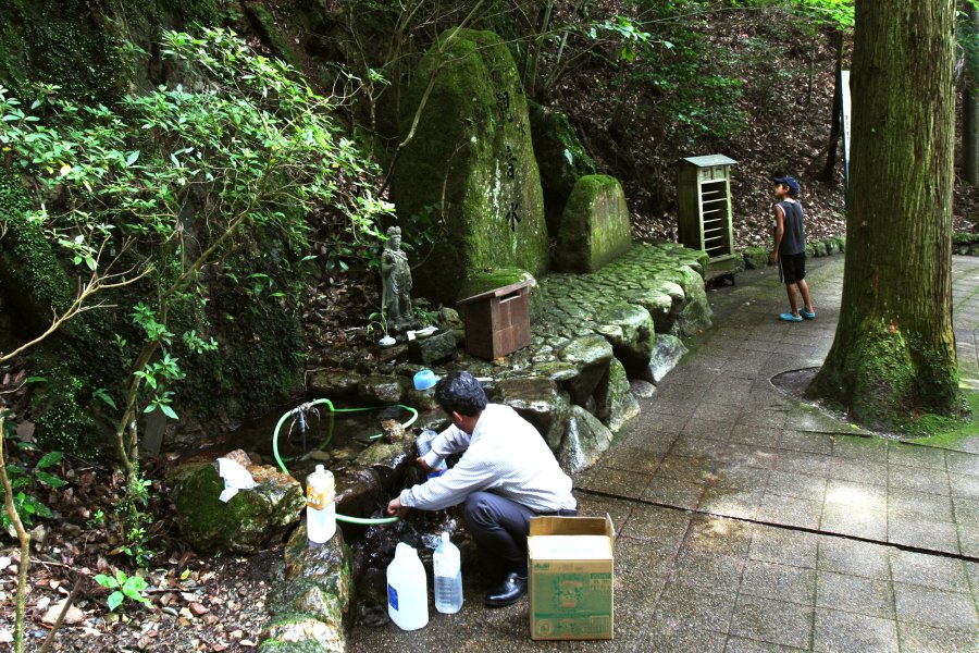 町内の人だけでなく遠方からもおいしい水を求めて訪れる。