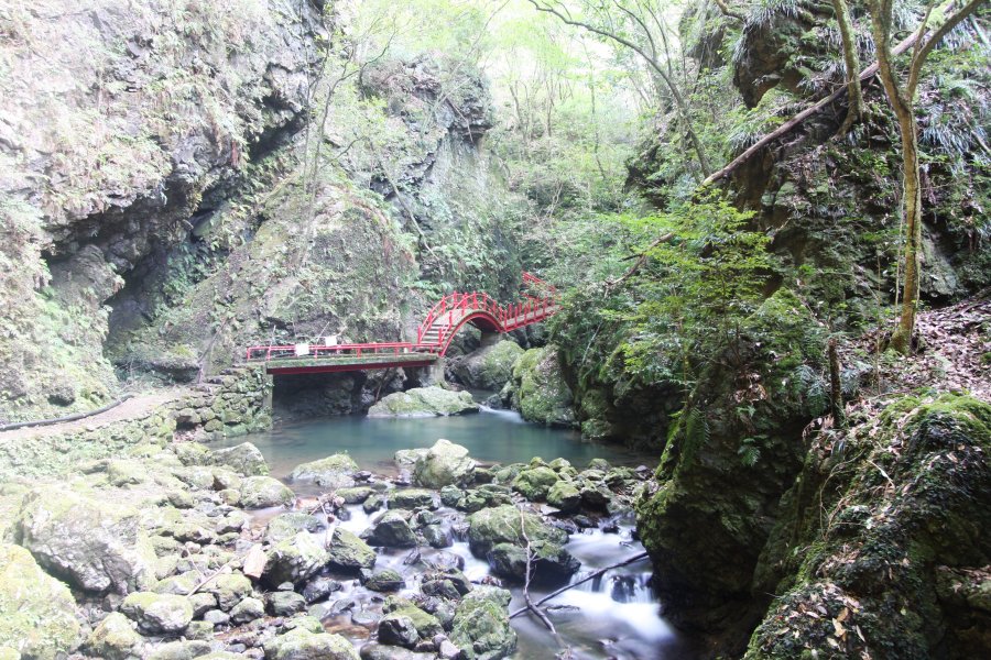 渓谷内では、朱色の橋と渓流の淵の組み合わせが随所で見られ、風雅な景観に一役買っている。