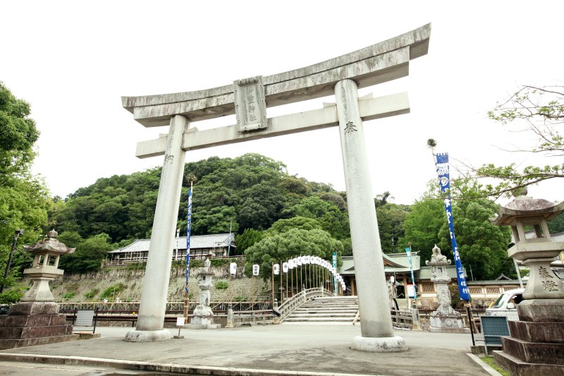 石造りでは日本一とされる高さ12メートル余りの大鳥居が天に向かってそびえ立つ！