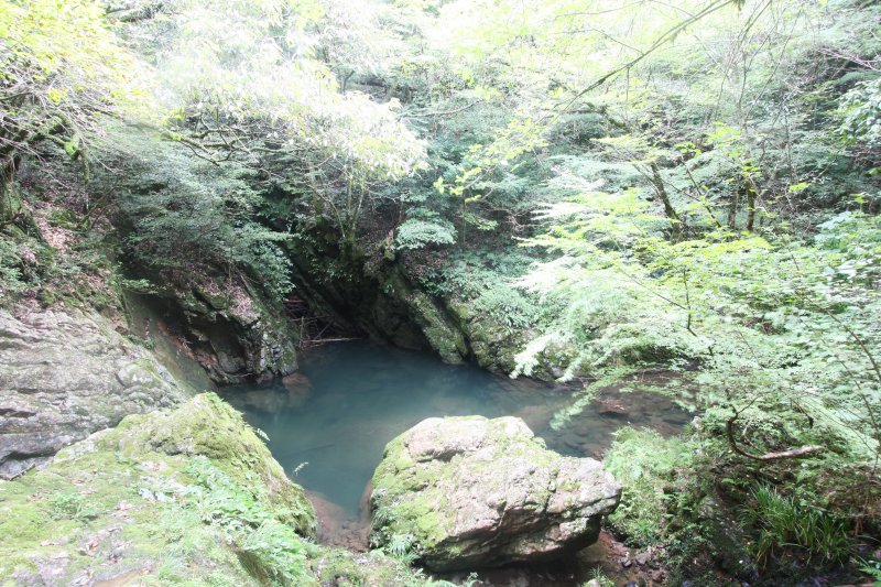 婚儀に同行した馬が沈んだと伝えられている馬淵は、深い青色をした神秘的な淵で近寄りがたい雰囲気を醸し出している。