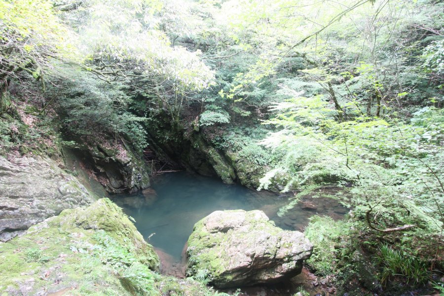 婚儀に同行した馬が沈んだと伝えられている馬淵は、深い青色をした神秘的な淵で近寄りがたい雰囲気を醸し出している。