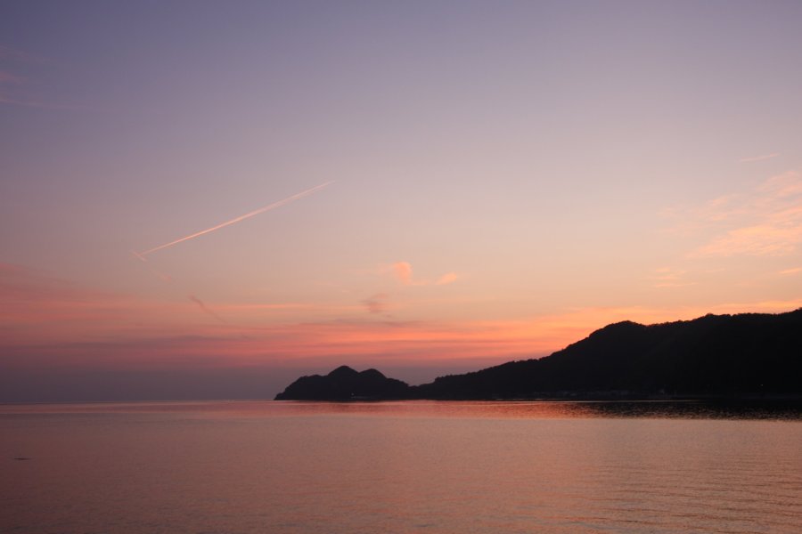 須崎園地のある半島の全景を見ると、観音様が仰向けに寝ているように見えることから「寝観音」と呼ばれている。夕日をバックに見る寝観音は神秘的な光景。