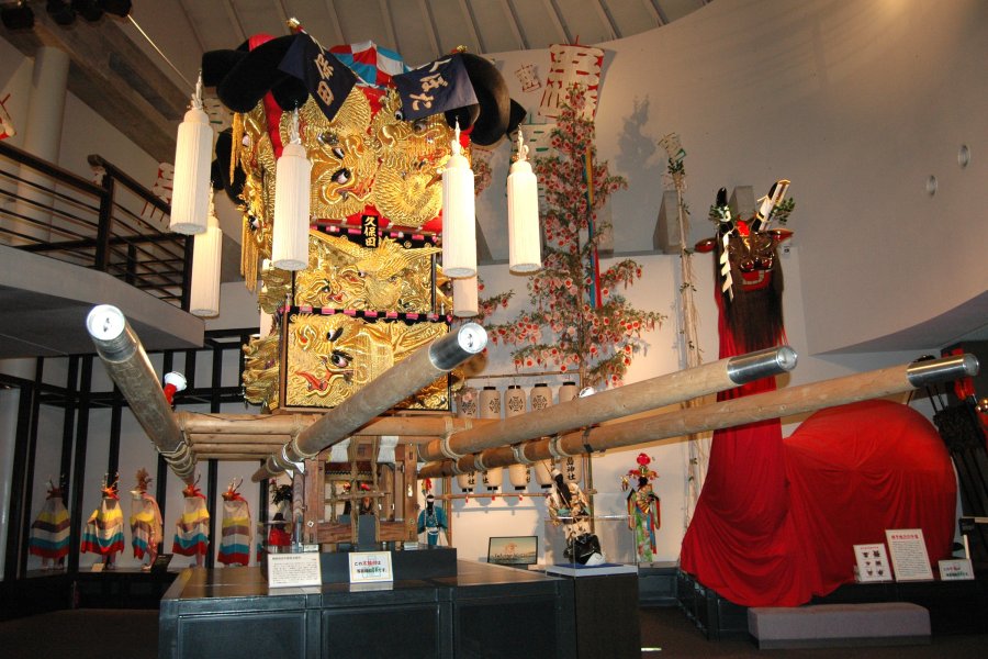1階常設展示では愛媛県の民俗芸能などを展示紹介している。実物の山車やみこしのほかに、海・山・里の生活の様子が再現されたコーナーもある。