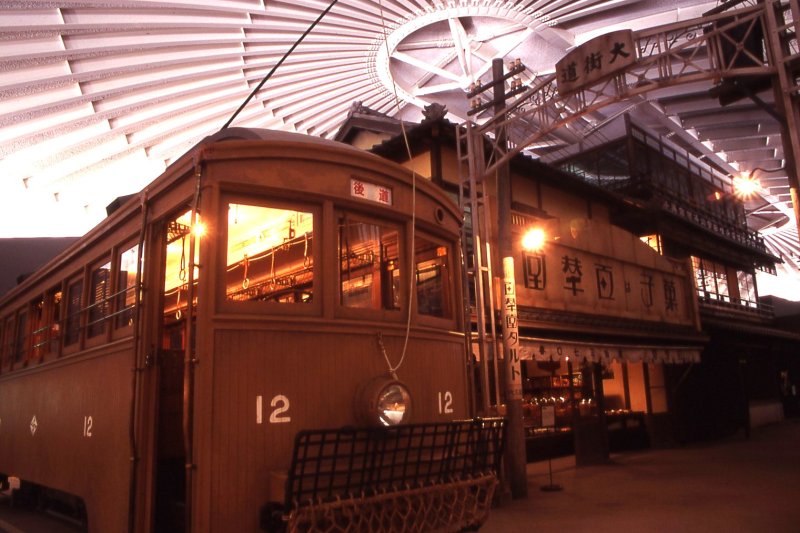 大正に製造された伊予鉄道の市内電車を復元し展示。実際に乗ることができ、電車の音や人々の雑踏の音が流れる車内は当時にタイムスリップしたかのよう。