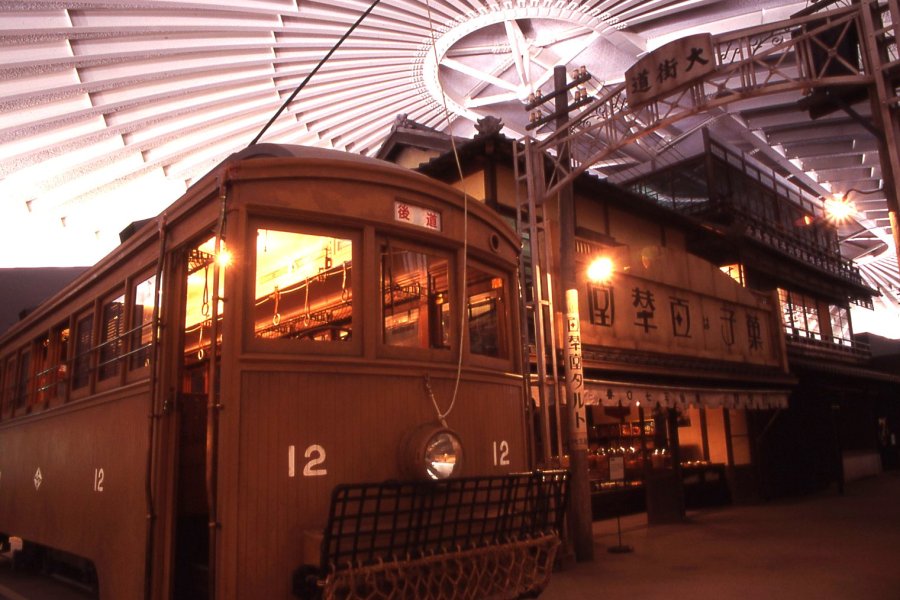 大正に製造された伊予鉄道の市内電車を復元し展示。実際に乗ることができ、電車の音や人々の雑踏の音が流れる車内は当時にタイムスリップしたかのよう。
