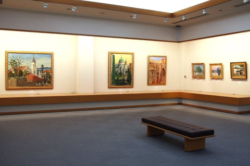 2Fでは、企画展などが催されており、収蔵絵画や書の展示室として利用されている。