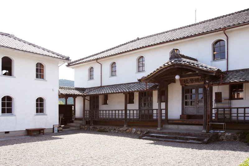 明治15年に建てられた擬洋風の小学校舎。国の重要文化財に指定されている。