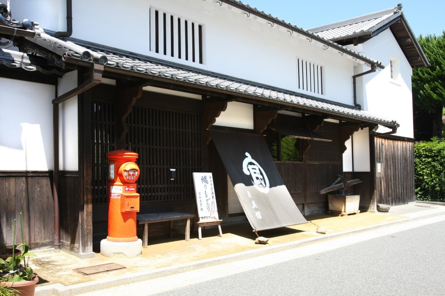 町並みに合わせ、当時の軒先を再現した外観。